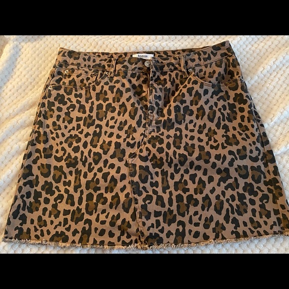 Kensie Dresses & Skirts - KENSIE High Waisted Animal Print Mini Skirt